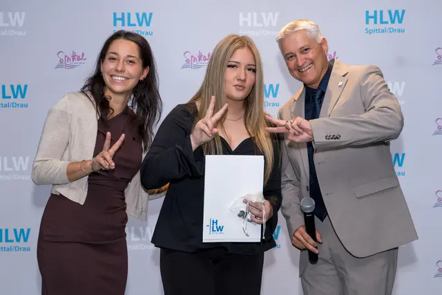 Klassenvorstandsstellvertreterin der 3FSB Kunstprofessorin Vanessa Steiner mit Absolventin Valentina Davidovic und HLW Direktor Adolf Lackner | Foto: (c) hlwspittal Medienteam Krämmer 2026