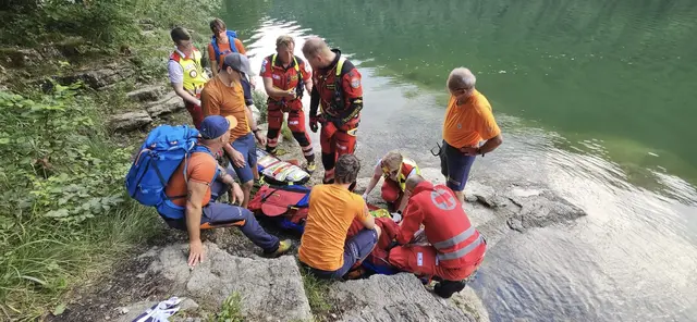 Beim Versuch sich mit der am Ufer befestigten Seilschaukel in den See zu schwingen verpasst eine junge Frau den Absprung und stürzt etwa drei Meter in die Tiefe. | Foto: Bergrettung Hallein