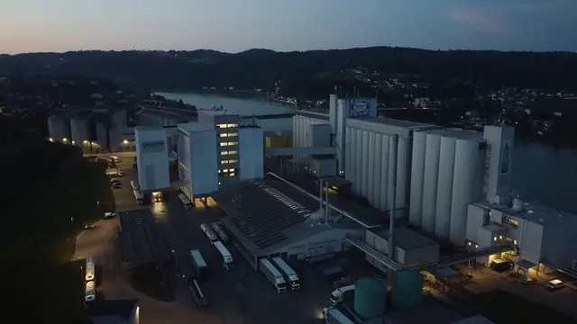 Die Feuerwehr stand bei einem Brandalarm in einem Unternehmen in Aschach an der Donau am Montagabend im Einsatz. | Foto: laumat/Matthias Lauber