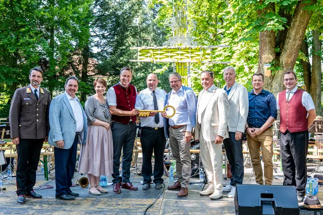 Foto mit Ehrengästen bei dem Eröffnungsfest | Foto: FF Schwertberg / Simon Brandstätter