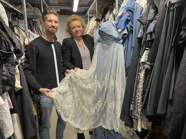 Mit Spitze versehen: Klara Wiedemaier und Dorian Wimmer zeigen "Schätze" aus dem Kostümfundus. | Foto: Lisa Gold