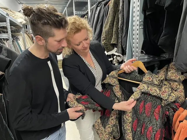 Mehr als "nur" ein Kleidungsstück: Klara Wiedemaier und Dorian Wimmer haben zu den Kostümen stets eine Geschichte parat. | Foto: Lisa Gold