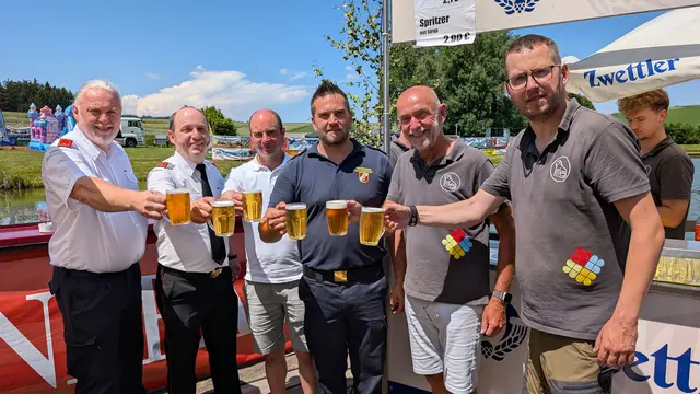 Franz Danzinger, Kommandant Wolfgang Weitzenböck, Harald Thaler, Michael Fichtinger, Bürgermeister Josef Schaden und Verschönerungsvereins-Obmann Markus Rabl genießen das herrliche Sommerwetter am Pfarrerteich in Sallingstadt (v.l.). | Foto: Marktgemeinde Schweiggers