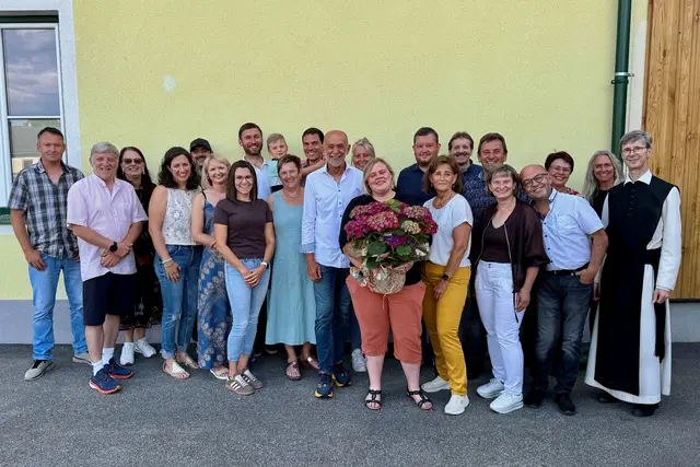 Die Gratulantinnen und Gratulanten mit der Jubilarin Sandra Krecek bei der Geburtstagsfeier im FF-Haus Siebenlinden. | Foto: Marktgemeinde Schweiggers