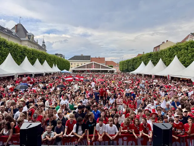 Hunderte Fans brachten den Neuen Platz beim Public Viewing zum Beben. | Foto: StadtKommunikation / Buchner