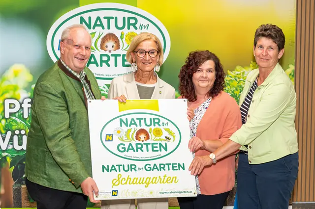 Vizebürgermeister Alfred Schwarz, Landeshauptfrau Johanna Mikl-Leitner, Grete Unger und Umweltgemeinderätin Martina Laschtowiczka. | Foto: „Natur im Garten“ / J. Ehn