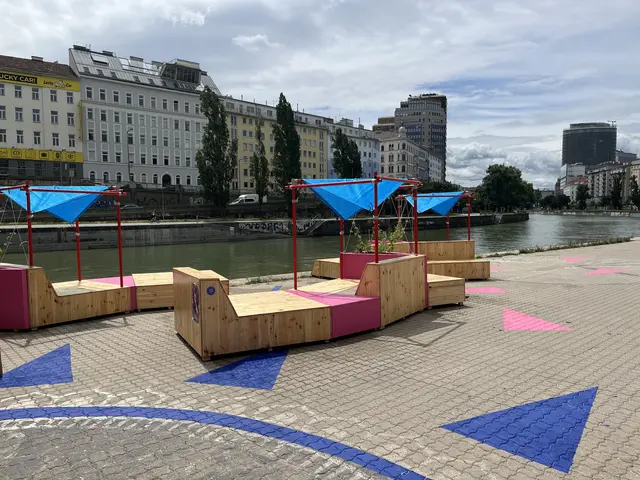 Studierende der TU errichteten die auffälligen Sitz- und Liegemöglichkeiten.  | Foto: Kathrin Hagen/TU Wien