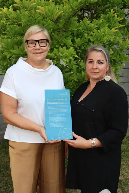 Setzen sich für die Eins-zu-eins-Betreuung am Universitätsklinikum Wiener Neustadt ein (v.l.n.r.): Bereichsleiterin Claudia Mathae mit Stationsleiterin Ines Zaglitsch. | Foto: Universitätsklinikum Wiener Neustadt
