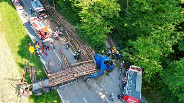 Das Ladegut eines Holztransporters hatte sich gelöst und damit den Unfall verursacht. | Foto: Bezirksfeuerwehrkommando Oberwart/Alexander Flaschberger
