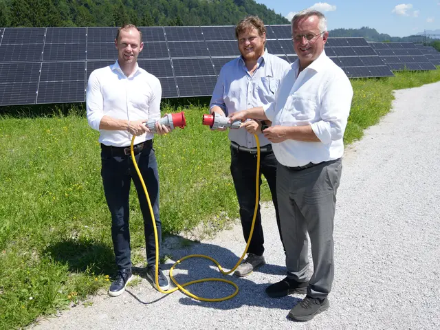 Am 19. Juni fand die Einweihung der fertiggestellten Anlage in Langkampfen statt. Im Bild Daniel Gruber (Stadtwerke), Stefan Graf (Vizebürgermeister Kufstein) und Andreas Ehrenstrasser (Bürgermeister Langkampfen) (v.l.).  | Foto: Stadtwerke Kufstein