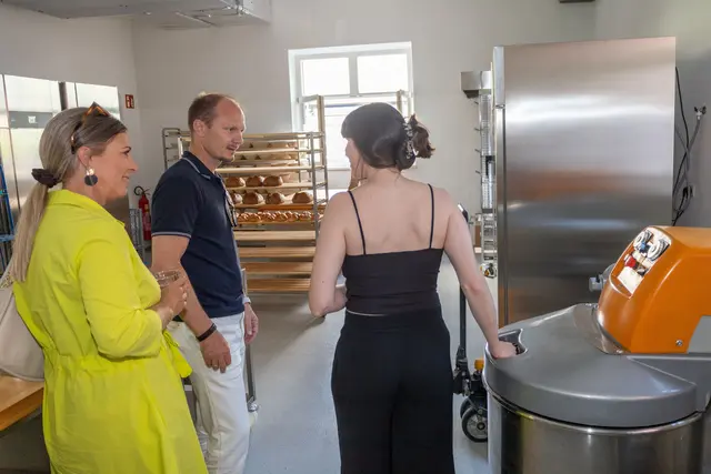 Bäckerin Sonja Fiegl (r.) zeigte Bürgermeister Johannes Anzengruber und Wirtschaftsstadträtin Mariella Lutz die vom Verkaufsraum einsehbare Backstube im Detail. | Foto: © Stadt Innsbruck/F.Bär