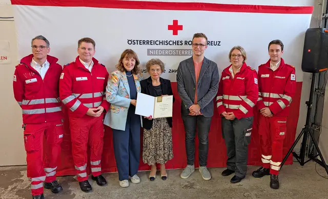 Das Verdienstkreuz der Stadt Mödling in Gold wurde an Christa Warecha verliehen. | Foto: Stadtgemeinde Mödling / cb