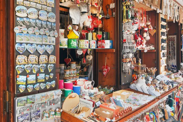 Na ja, dafür wird es wohl viel Nachfrage geben, denn sonst würden diese Souveniers hier nicht angeboten werden, oder? | Foto: © by Ing. Günter Kramarcsik