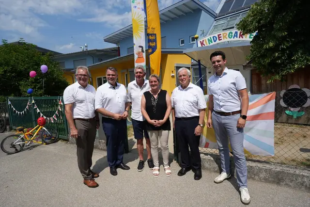 Bei der Kindergarteneröffnung (von links): Vizebürgermeister Manfred Gassner, Landtagsabgeordneter Lukas Michlmayr, Bürgermeister Karl Huber, Kindergartenleiterin Marion Grillnberger, Pfarrer Johann Zarl und Vizebürgermeister Emanuel Stefely.  | Foto: Johann Zauner