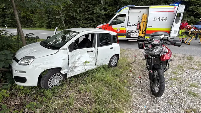 Bei zwei Verkehrsunfällen in Angath und Matrei am Brenner wurden am Montag Motorradfahrer verletzt. Beide Kollisionen ereigneten sich im Zusammenhang mit Abbiegevorgängen von Pkw-Lenkern. (Im Bild der Unfall in Angath.) | Foto: zoom.tirol