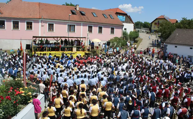 Anlässlich des 100-jährigen Bestehens der Trachtenkapelle Theras verwandelte sich der Ort in einen Treffpunkt für Musikbegeisterte aus der gesamten Region. | Foto: Rudolf Keusch
