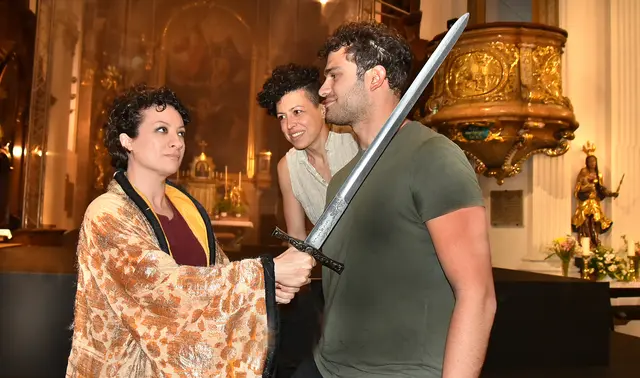 Carolina Lippo (Judith) mit Schwert, Chiara Brunello (Amme) mit Luigi Morassi als Holofernes. | Foto: Herbert Schleich
