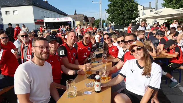 Mitfiebern, anfeuern, hoffen – die zahlreichen Besucher verfolgten das WM-Spiel mit großer Spannung und viel Einsatz. | Foto: Helmut Klein