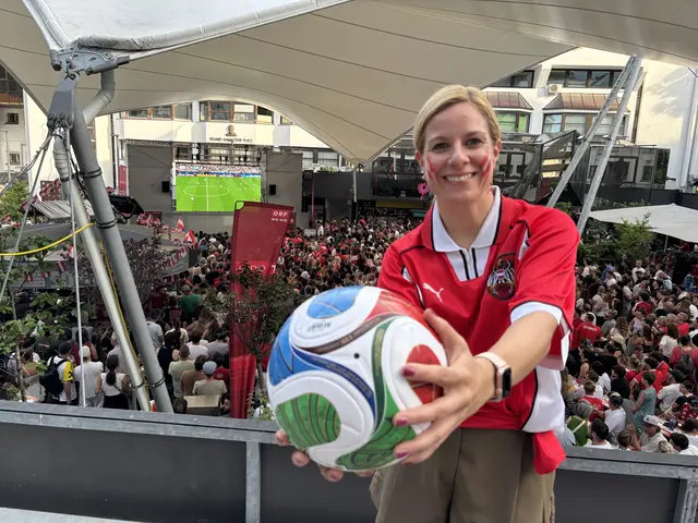 Auch hinter den Kulissen rollt der Ball: Sabrina Freythaler vom Team Veranstaltungszentren und Marketing mit dem offiziellen WM-Ball.