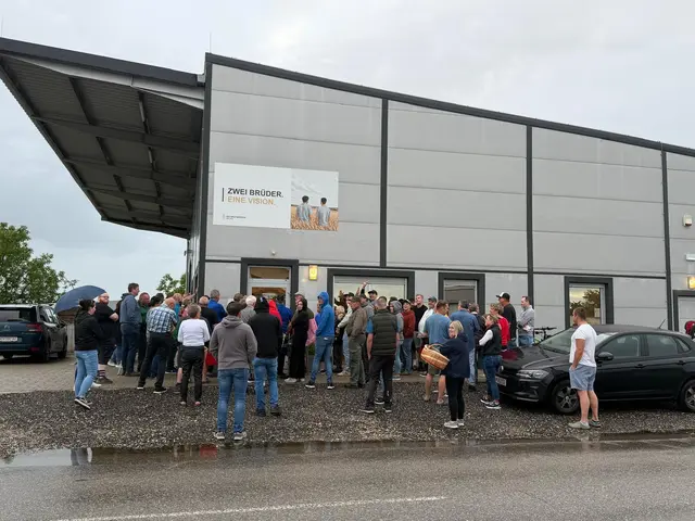 Der Andrang bei der Eröffnungsfeier am 13. Juni war groß. Mehr als 700 Kilogramm Brot haben die Brüder an dem Tag verkauft.  | Foto: Brotbrüder Pamhagen