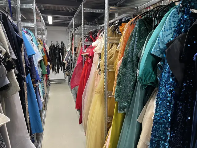 Einblicke in den Kostümfundus des Salzburger Landestheaters.  | Foto: Lisa Gold