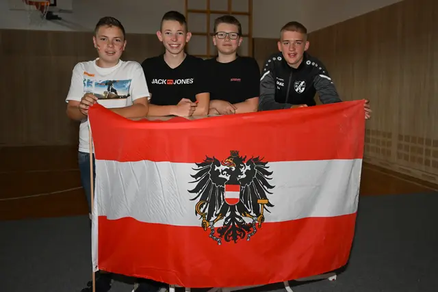 Stefan (12), Luca (14), Christoph (14) und Tobias (14) verwandelten unter Mithilfe der Schulwarte und den Mitarbeitern der Gemeinde den Turnsaal in eine Event Location. | Foto: Franz Krendl