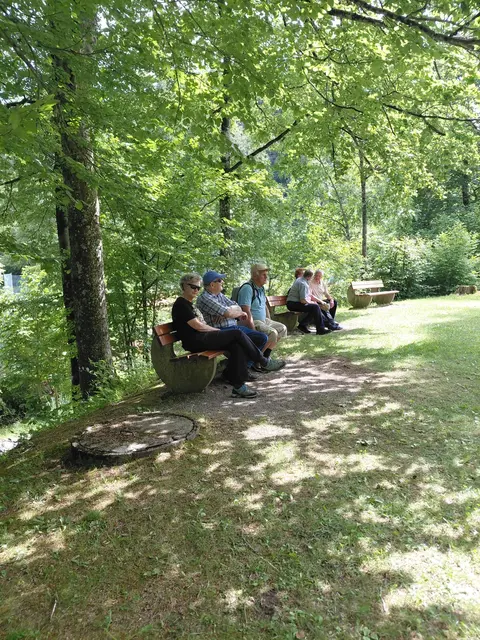 Nach dem Spaziergang kamen die gemütlichen Bänke im Schatten gerade recht. | Foto: Siegele