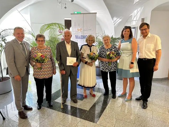 Josef Ramharter mit den Jubilaren Aloisia Biedermann, Karl Redl, Johanna Piffl und Anna Gföller sowie Vizebürgermeisterin Marlene Böhm-Lauter und Dechant Josef Rennhofer (v.l.) | Foto: Stadtgemeinde Waidhofen/Thaya