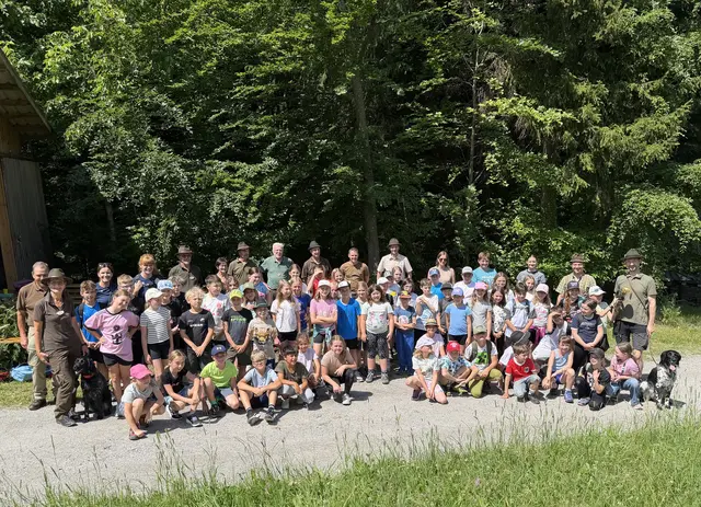 Die Schülerinnen und Schüler mit Begleitteam und den Gastgeberinnen und Gastgebern aus Reihen der Jägerschaft. 