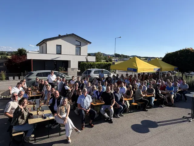 LAbg. Silke Dammerer mit Funktionärinnen und Funktionären des Bezirks Melk beim Funktionärstreffen in der Bezirksgeschäftsststelle der VP | Foto: VP Bezirk Melk