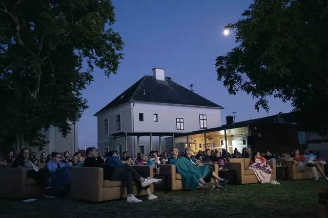 Am 3. und 10. Juli verwandelt sich der Hofgarten in Bildein zum Freilichtkino. Gezeigt wird der Film "Aufputzt ist" mit Kabarettist Gery Seidl.  | Foto: KuKuk