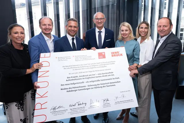 Bund, Land und Stadt ziehen gemeinsam an einem Strang: v.l. Stadträtin Mariella Lutz, Bürgermeister Johannes Anzengruber, Bundesminister Wolfgang Hattmannsdorfer, Landeshauptmann Anton Mattle, Vioezbürgermeisterin Elisabeth Mayr, Stadträtin Janine Bex, Landeshauptmannstellvertreter Josef Geisler.	 | Foto: © M.Vandory