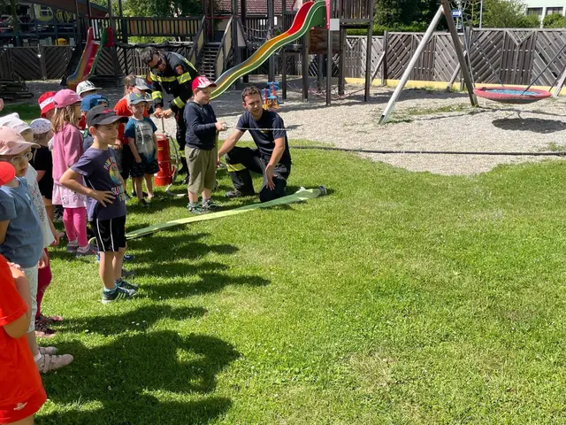 Das Spritzen mit der Kübelspritze war ein Highlight für die Kinder. | Foto: FF Waidhofen/Thaya