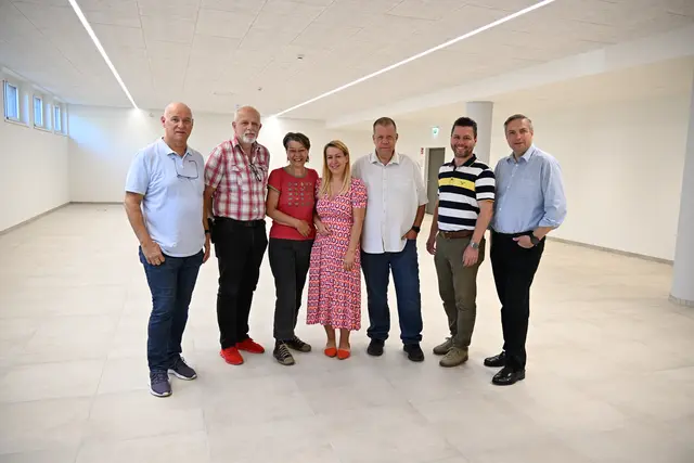 Begehung &amp; Begegnung: Die Korneuburger Stadtpolitik hat den Multifunktionsraum schon inspiziert.  | Foto: Stadtgemeinde Korneuburg