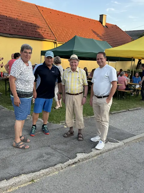 (v.l.) Obfrau Emma Ibesich, Obfrau Stv. Franz Ribits, Johann Seedoch und VP-Gemeindeparteiobmann Sascha Lehrner  | Foto: Volkspartei Burgenland