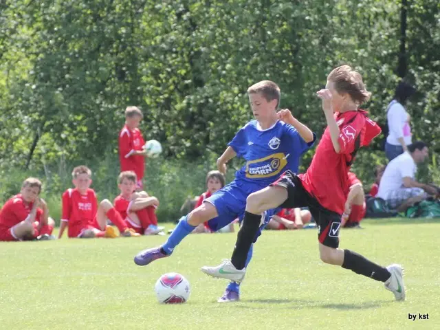 Christoph Baumgartner (in Blau) hat seinen Karriereweg zur Europameisterschaft beim SV Horn begonnen.  | Foto: SV Horn/Karl Stöger
