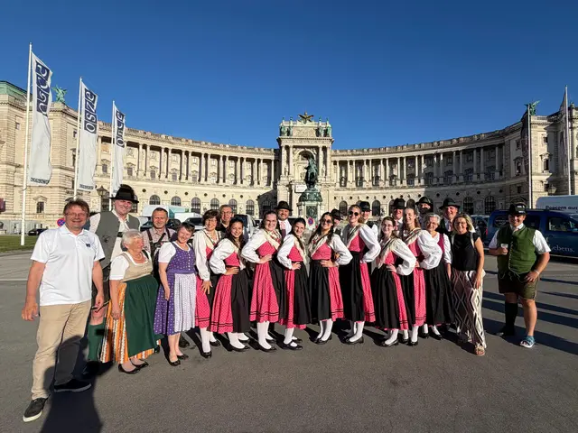 Die Ischler Trachtlerinnen und Trachtler freuten sich mit Bürgermeisterin Ines Schiller und Europaabgeordneten Hannes Heide über die Auftritte direkt vor der Hofburg in Wien. | Foto: GTEV D'Ischler