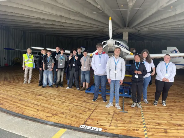Die Schülerinnen und Schüler am Flughafen in Graz.