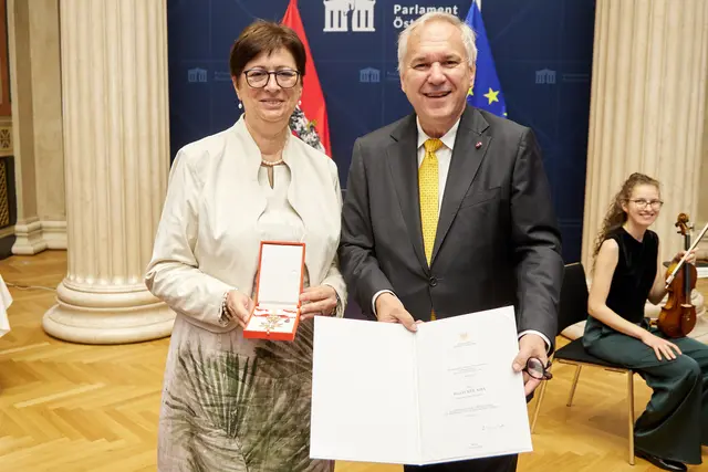Bei der Verleihung: Rosa Ecker mit Nationalratspräsident Walter Rosenkranz. | Foto: Parlamentsdirektion/Thomas Topf
