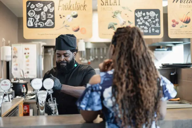 Mariochukwu Gilbert alias "Chef Seven" ist hinter dem Taste Afrik. | Foto: Daniel Schaler
