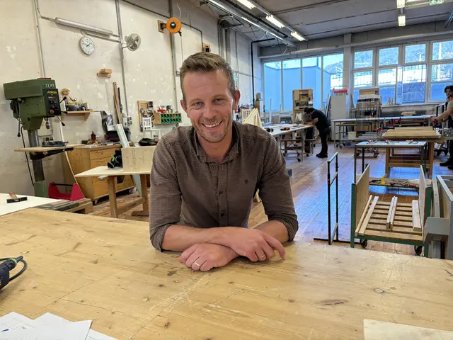 Die Abteilungen bei den Werkstätten umfassen Schlosser, Tischler, Tapezierer, Theatermaler, Theaterplastiker und den Möbel-Fundus.