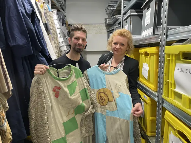Die "Ritter-Rüstungen" aus dem Stück "Monty Pythons Spamalot" haben es Klara Wiedemaier und Dorian Wimmer besonders angetan | Foto: Lisa Gold