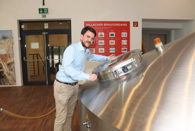 Braumeister Lukas Scharf sprach mit uns über den Titel und das Besondere am Villacher Special Blonde. | Foto: MeinBezirk.at/Chiara Kresse