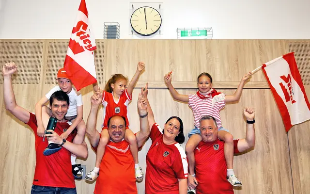 Ein Familienerlebnis und zugleich Fest der Generationen: kurz vor Anpfiff fiebern David (8), Mirah (8) und Norah (10) mit Opa Franz und ihren Papas dem Eröffnungsspiel entgegen. | Foto: Franz Krendl