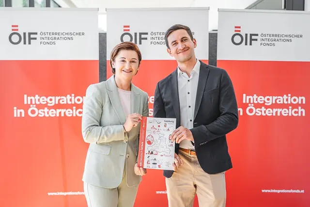 Der Österreichische Integrationsfonds (ÖIF) hat eng mit dem Land Salzburg zusammengearbeitet und so dieses Salzburg-Magazin für Deutschlernende und Lehrende ausgearbeitet. Im Bild: Landeshauptfrau-Stellvertreterin Marlene Svazek und Miguel Zarco, Leitung ÖIF-Integrationszentrum Salzburg.
 | Foto: Österreichischer Integrationsfonds