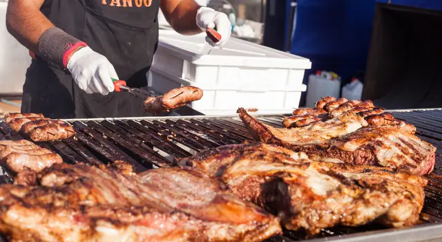 Grillabende sind in den Gasthäusern im Bezirk beliebte Veranstaltungen.  | Foto: Smarterpix/fiorellamacor