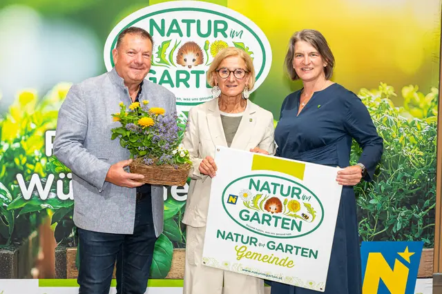 Bürgermeister Manfred Grundtner, Landeshauptfrau Johanna Mikl-Leitner und Vizebürgermeister Renate Vollnhofer | Foto: „Natur im Garten“ / J. Ehn