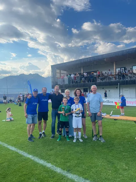 Bei der Siegerehrung überreichte das Organisationsteam rund um den FC Patscherkofel und Familie Constantini allen Kindern gemeinsam mit dem Patscher Bürgermeister Klaus Troger sowie Vizebürgermeister Simon Seeber die Didi-Gedenkmedaillen | Foto: Didi Constantini Gedenkturnier