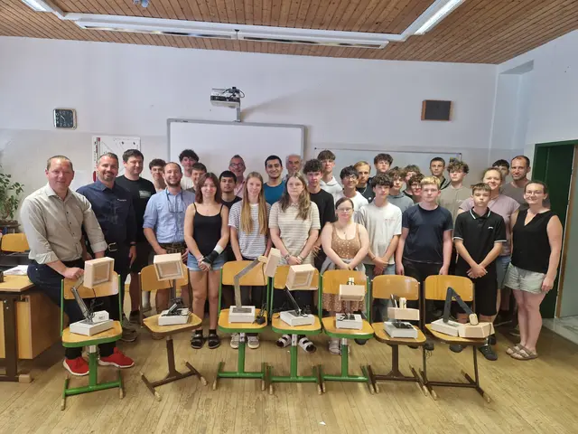 Unter der Federführung von Klassenvorständin Carmen Zuzzi und den Werkslehrern Regina Großwagner und Bernhard Aumüller wurde die Tischlampe als ewiges Erinnerungsstück für ihre Zeit im Poly Böheimkirchen geschaffen. | Foto: Poly Böheimkirchen