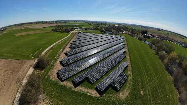 Die Oekostrom AG nahm am 3. Juni die neue Agri-PV-Anlage in Burgkirchen in Betrieb.  | Foto: oekostrom AG/eco-tec